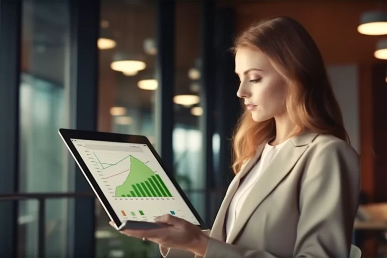 Femme d'affaires avec tablette et graphique Excel